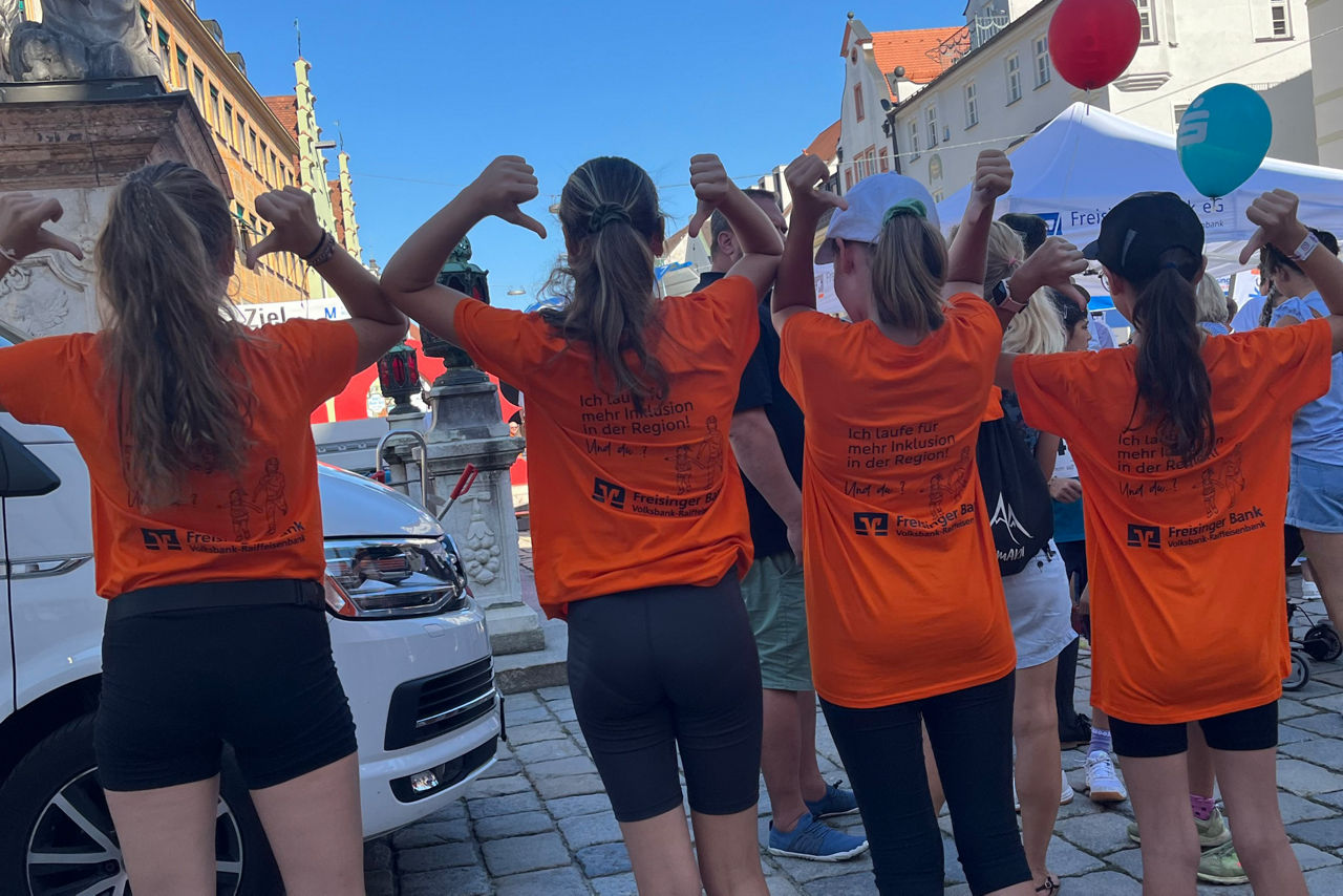 Läufergruppe präsentiert die Freisinger Bank Trikots