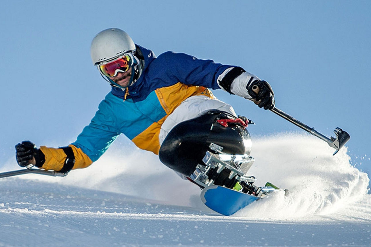 Mensch mit körperlicher Beeinträchtigung beim Skifahren