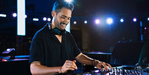 Junger Dj legt Musik auf