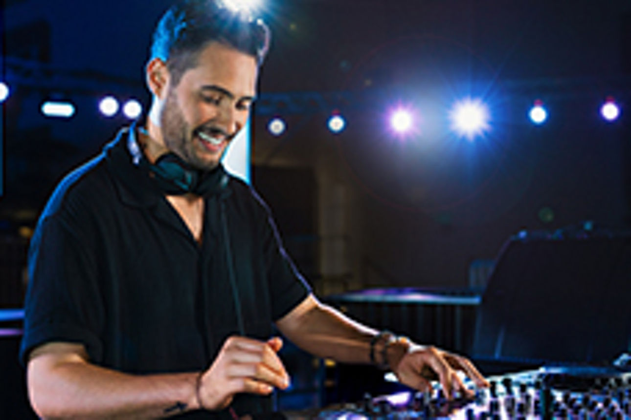 Junger Dj legt Musik auf
