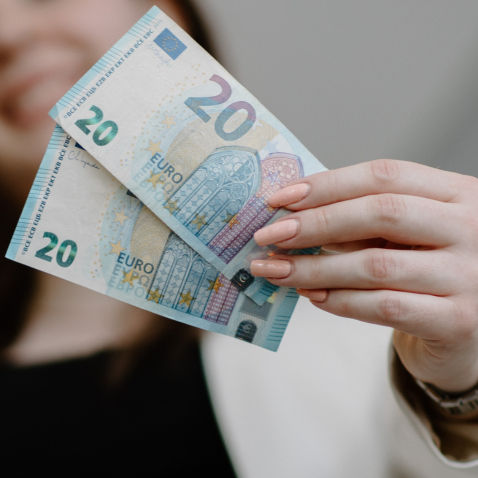 Eine Person hält zwei 20-Euro-Banknoten in die Kamera.