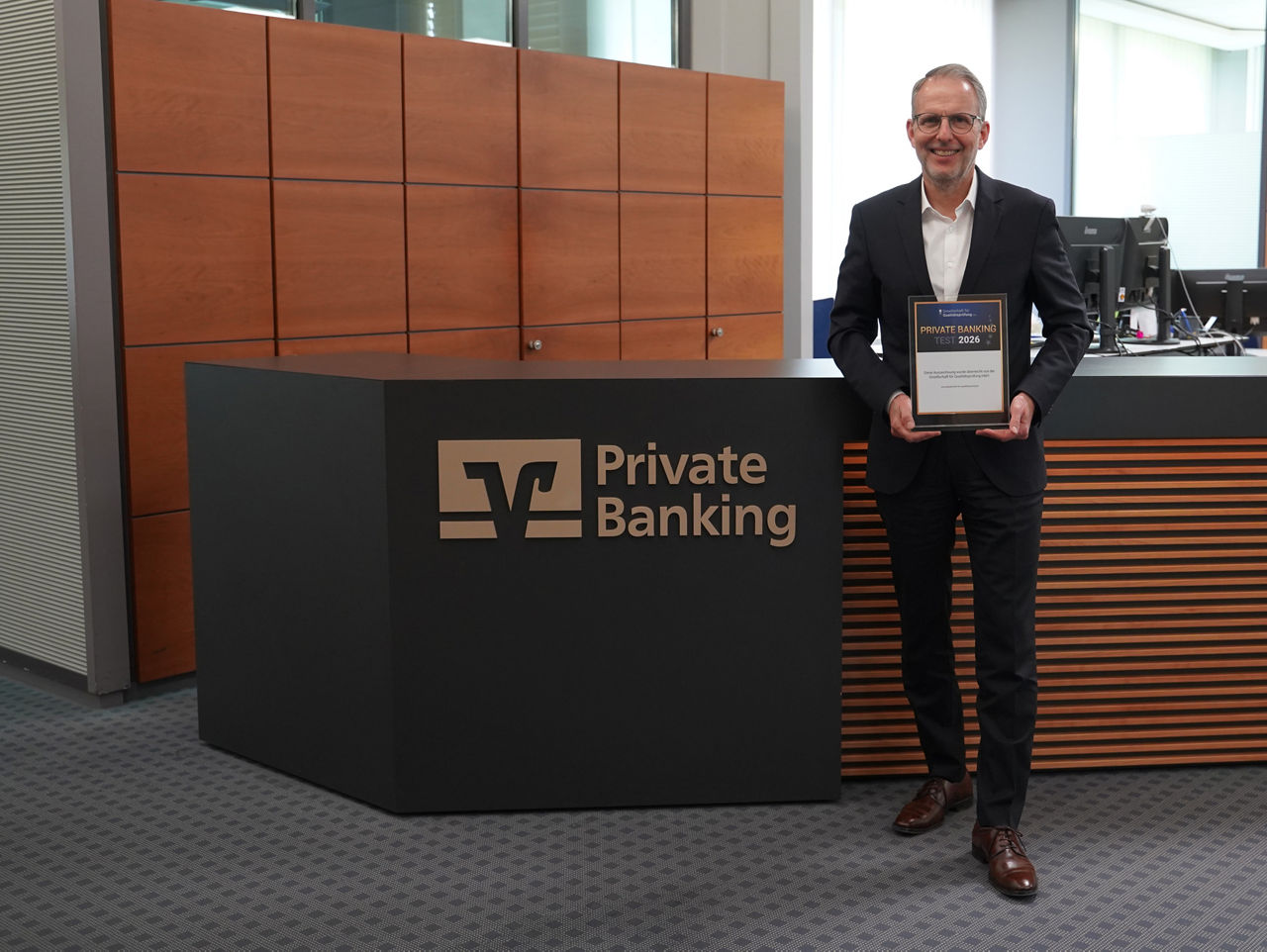 Norbert Brendel, Bereichsdirektor Private Banking bei der Volksbank Mittlerer Neckar eG, mit der Auszeichnung