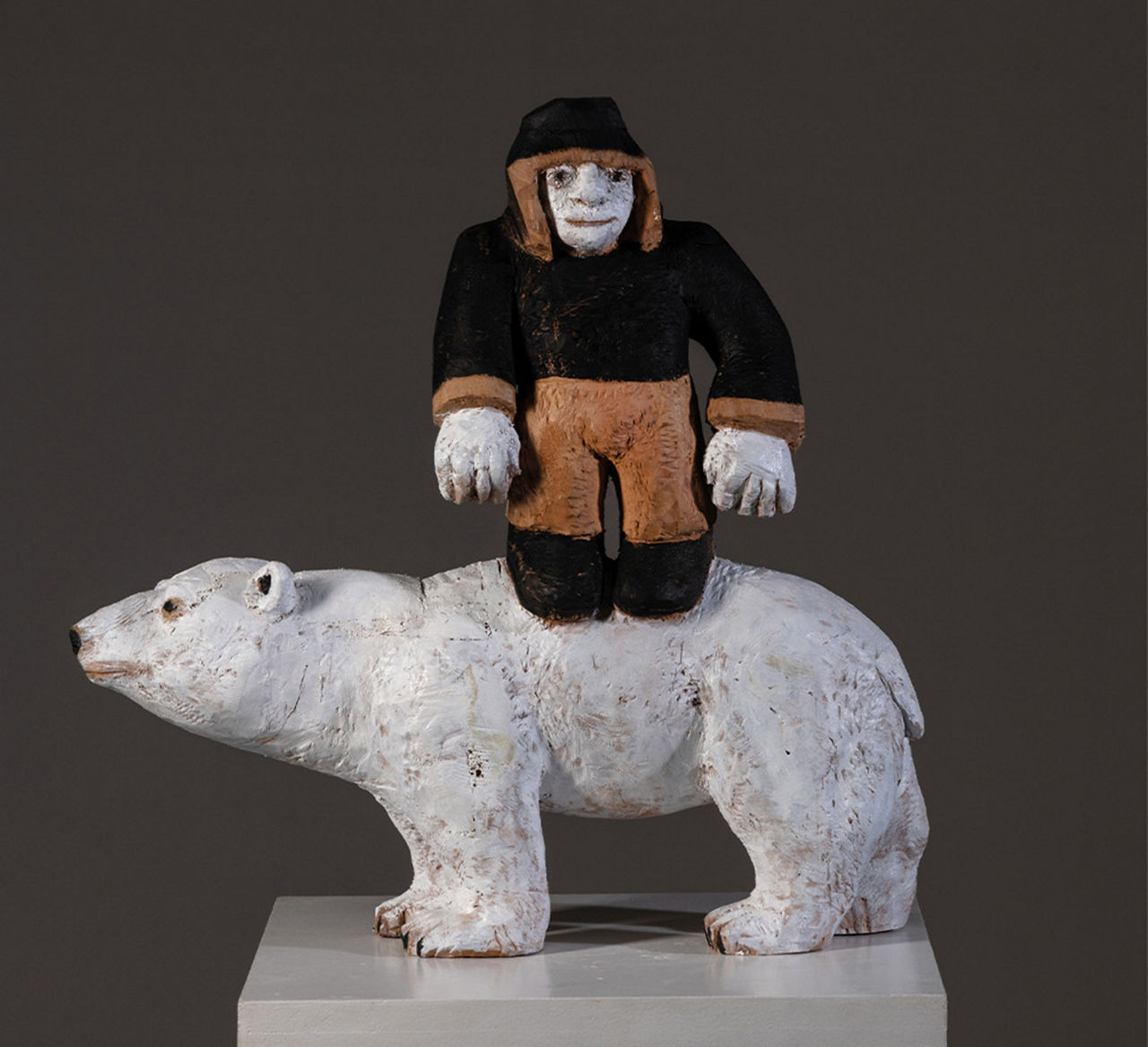 Eine Skulptur sitzt auf einem Elefanten