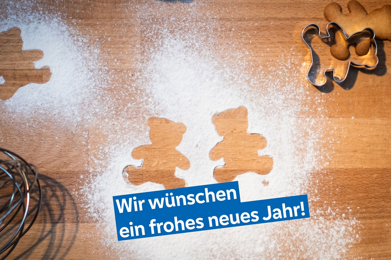 Ein Tisch mit Plätzchen--Formen und Mehl