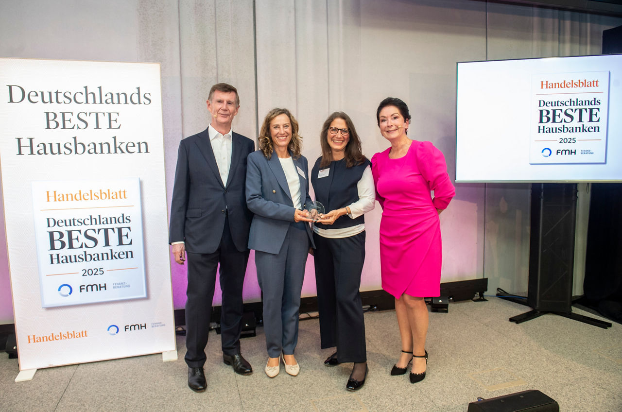 Ehrung Gewinner 1: Volksbank Mittlerer Neckar - Monika Reif und Kerstin Lutz mit Max Herbst , FHM Finanzberatung - Preisverleihung Deutschlands BESTE Hausbanken 2025 im Rahmen des Handelsblatt Bankengipfel 2025 in Frankfurt am Main am 02.09.2025 . Award .  [NO MODEL RELEASE - NO PROPERTY RELEASE - Veroeffentlichung nur gegen Honorar (zzgl. 7% MWSt.) und Namensnennung copyright by: Marc-Steffen Unger  Tel: 01715353875 info@ms-unger.de ]