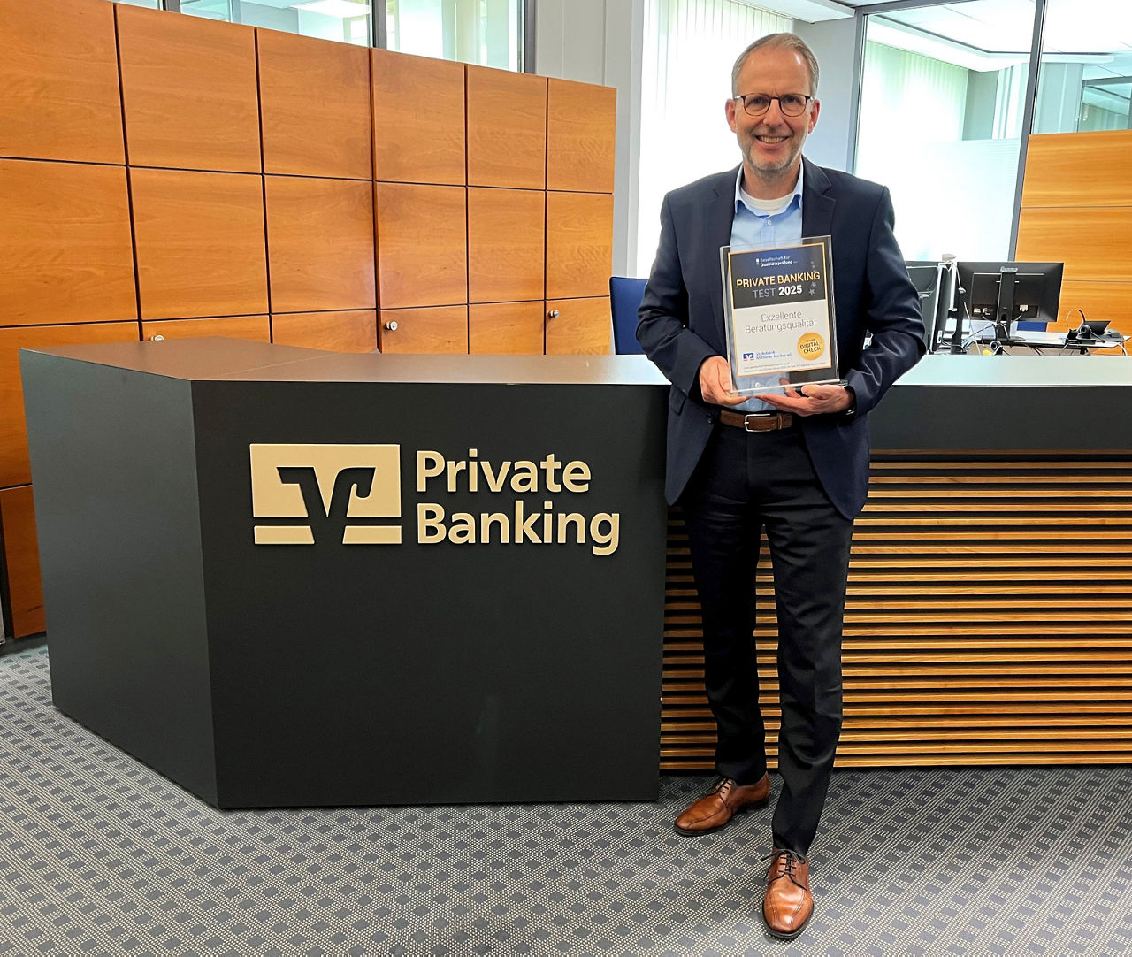 Norbert Brendel, Bereichsleiter Private Banking bei der Volksbank Mittlerer Neckar eG, mit der Trophäe für "Exzellente Beratu