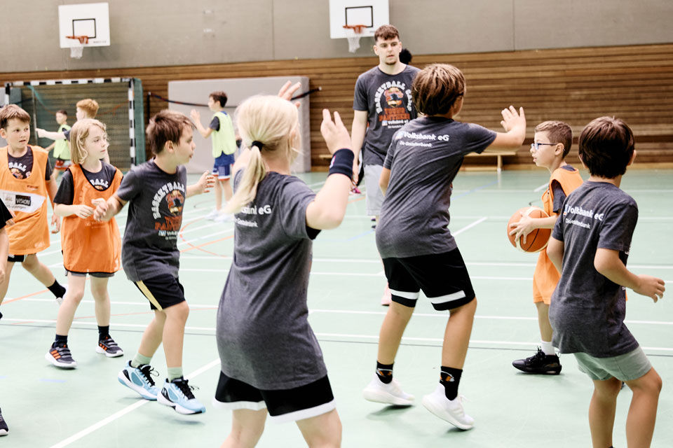 Kinder beim Basketballtraining