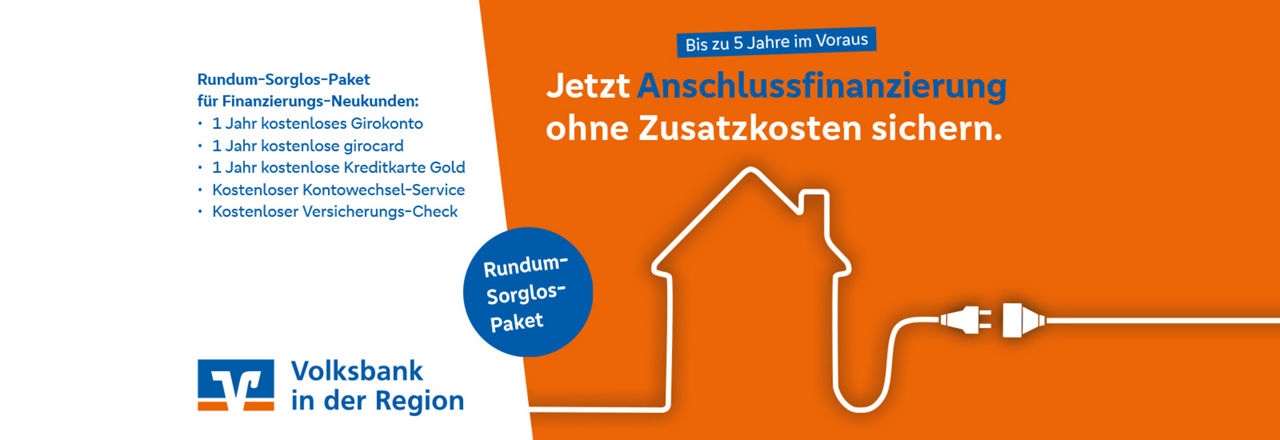 Eine Frau und ein Mann sitzen an einem Esstisch und schauen sich ein Prospekt an.