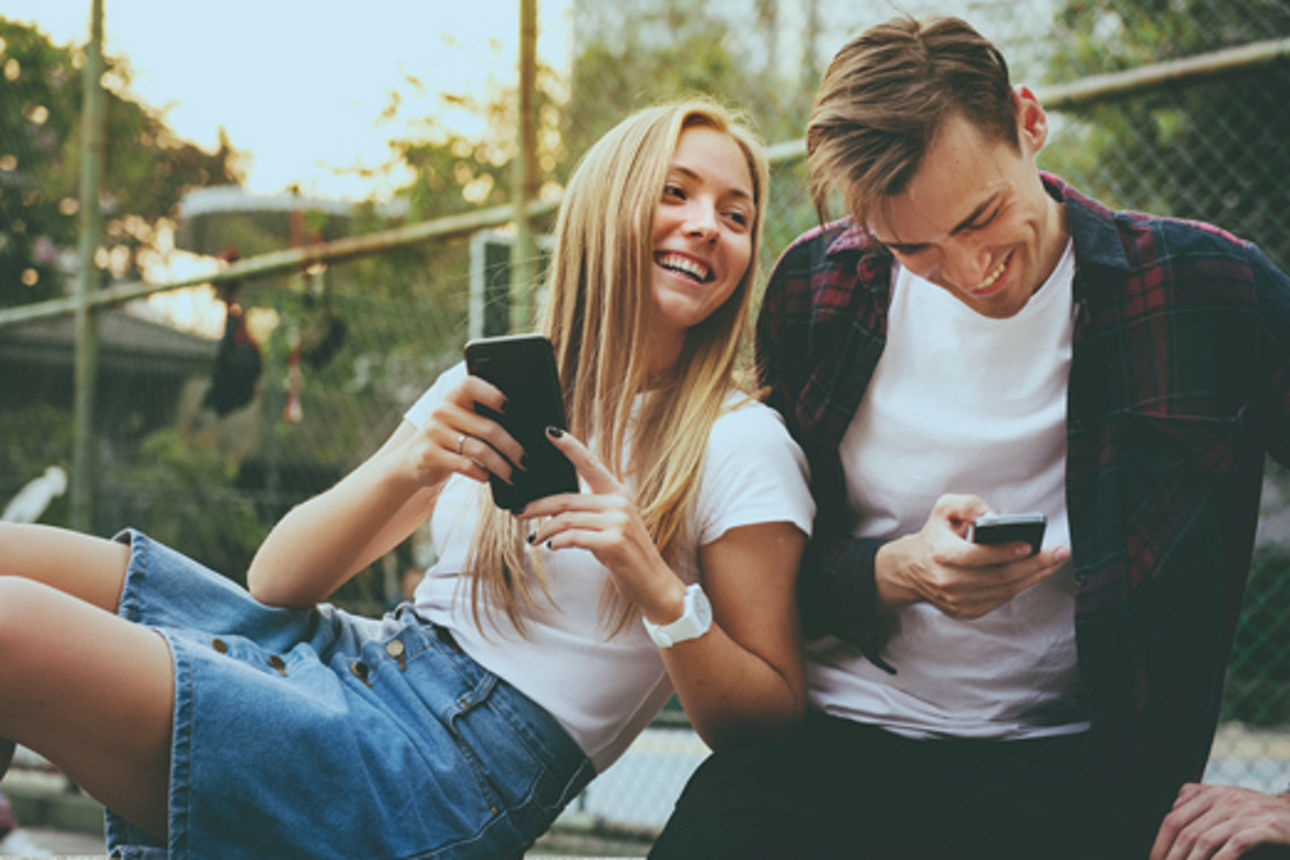 Frau und Mann am Smartphone