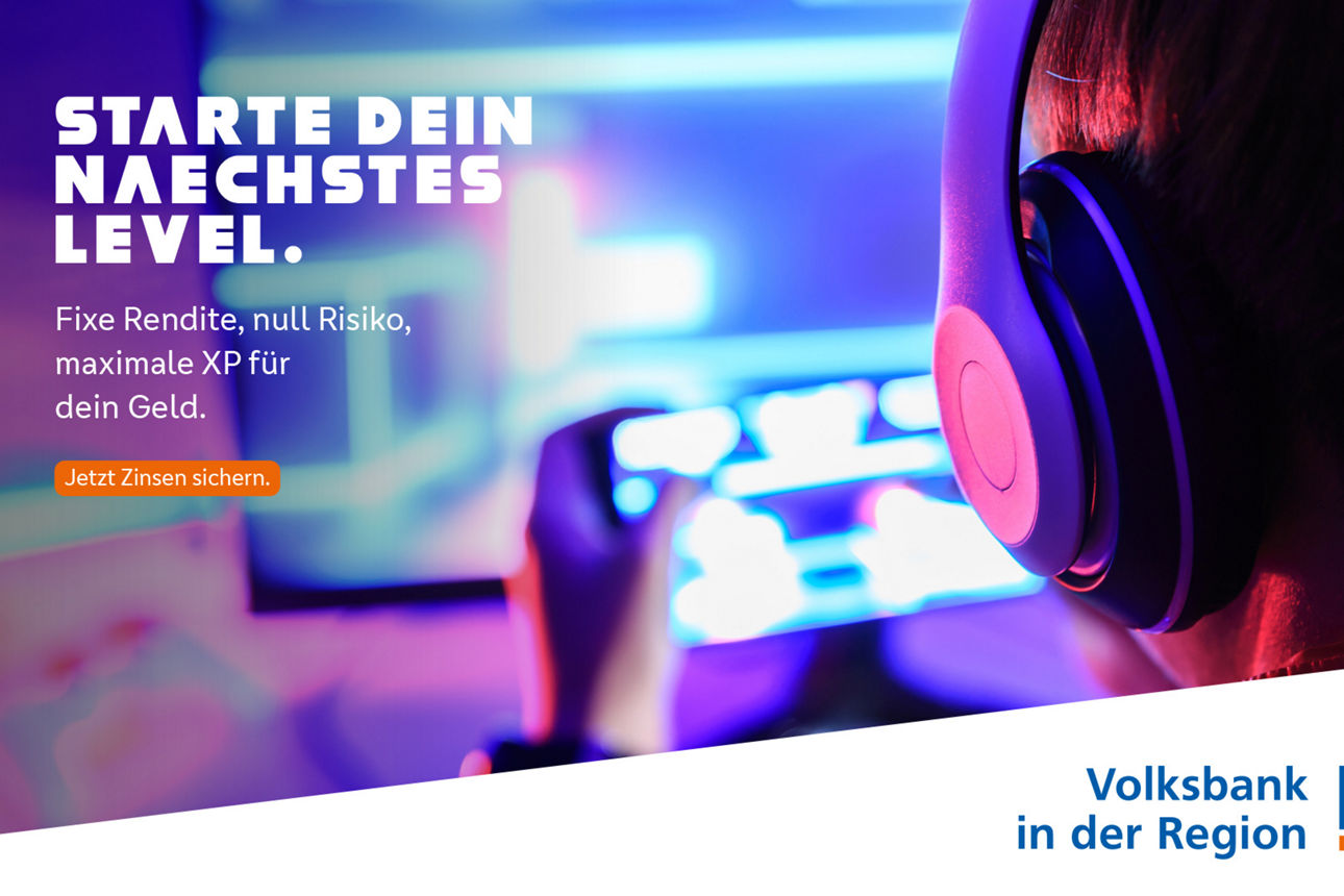 Ein Kind mit Controller vor einem PC