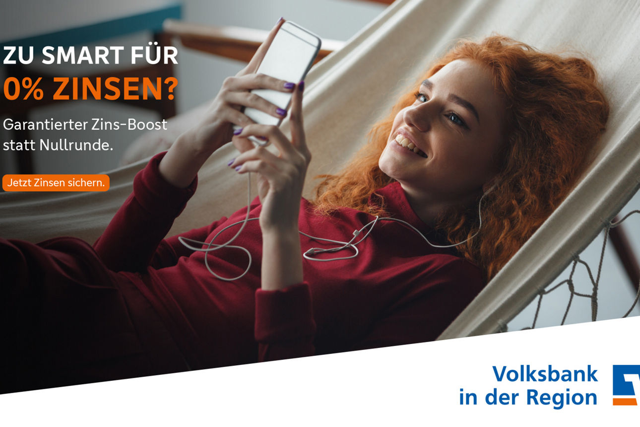 Frau schaut aufs Handy