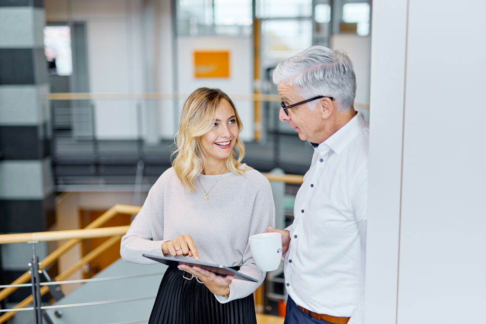 Bankmitarbeiterin im Dialog