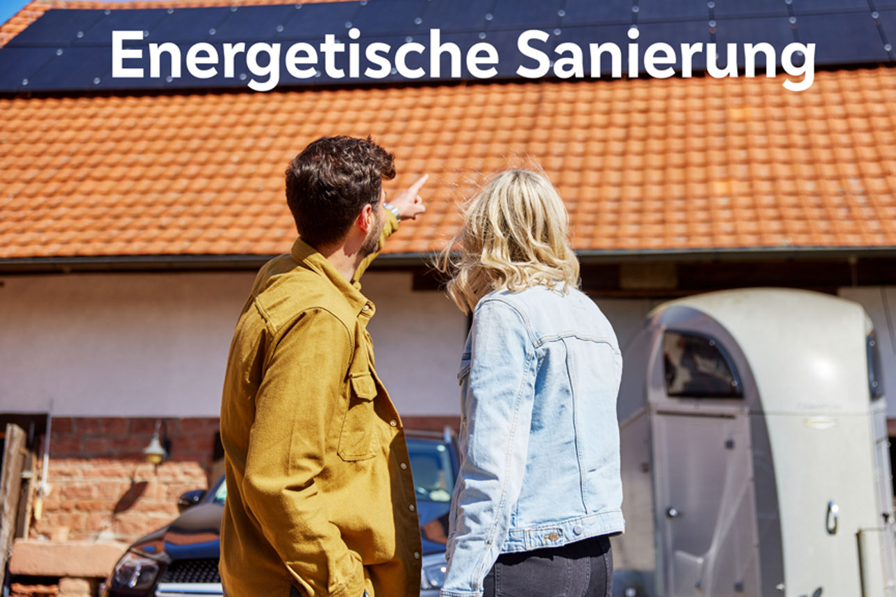 Junges Paar vor Ihrer neuen PV-Anlage