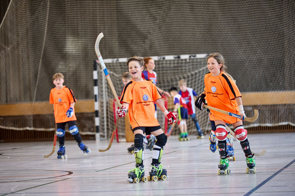 Kinder beim Rollhokeyspielen