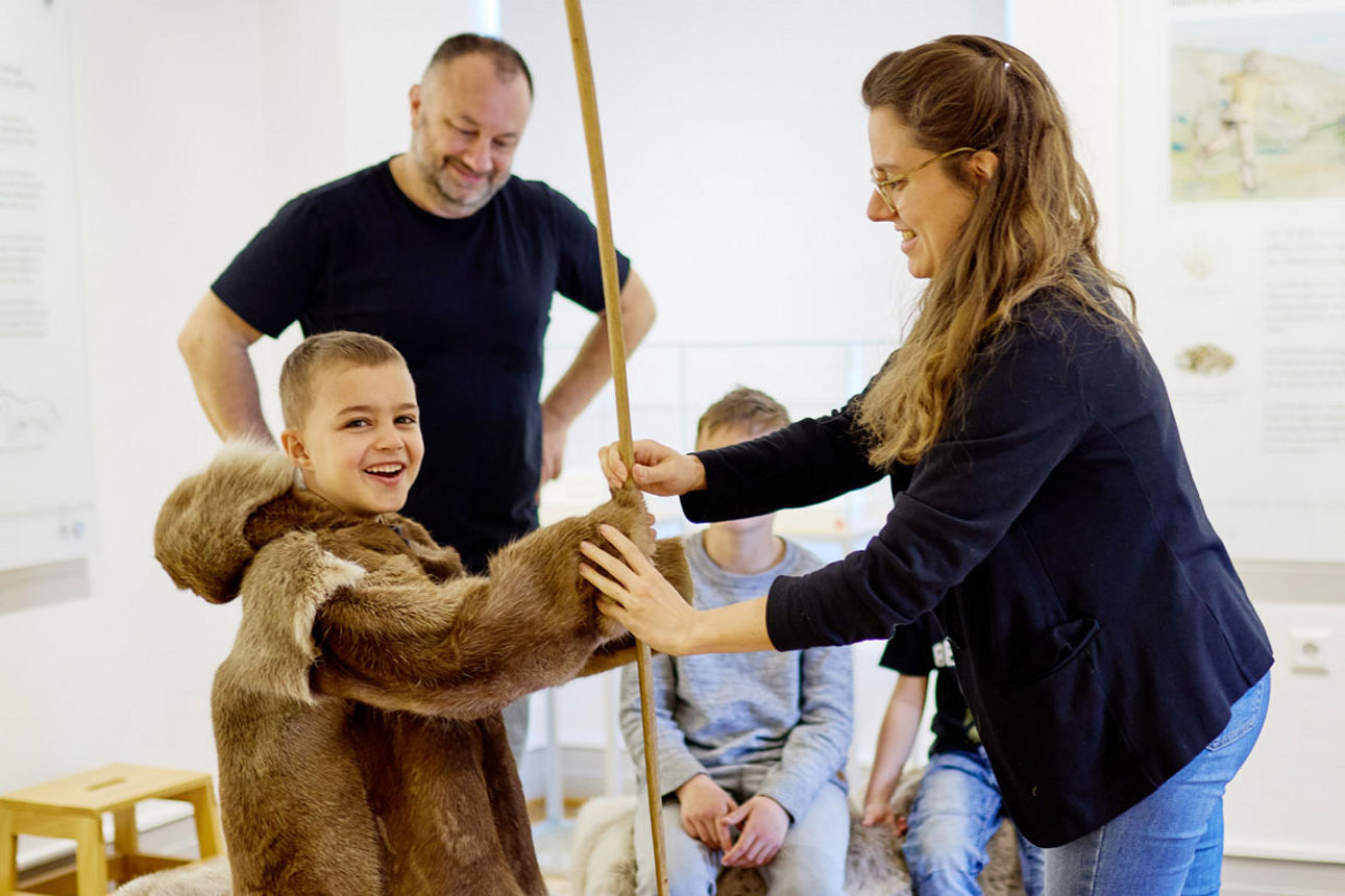Junges Kind im Archälogiemuseum