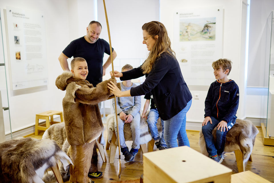 Junges Kind im Archälogiemuseum