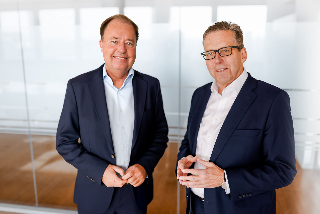 Thomas Schmidt, Vorstand Vertrieb und Handel der ENTEGA AG (links), und Matthias Martiné, Vorstandssprecher  Volksbank