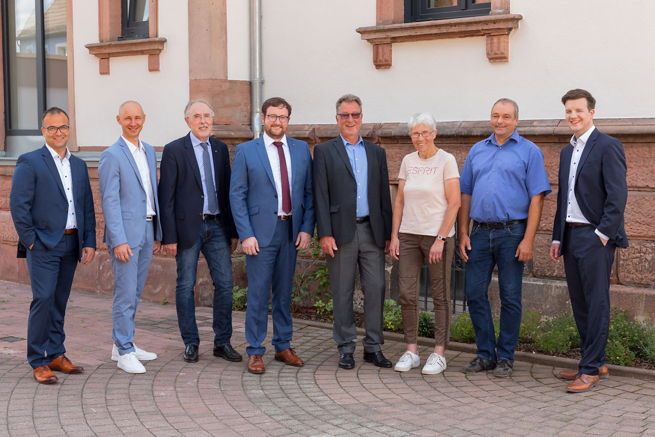 Der Vorstand der Bank vor einem Gebäude