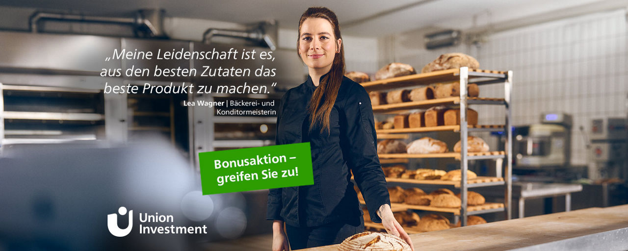 Lea Wagner, Bäcker- und Konditormeisterin, in ihrer Backstube mit Hinweis zur Bonusaktion