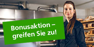 Bäckermeisterin in ihrer Backstube im Hintergrund. Im Vordergrund ein grüner Störer mit Text: Bonusaktion - greifen Sie zu!