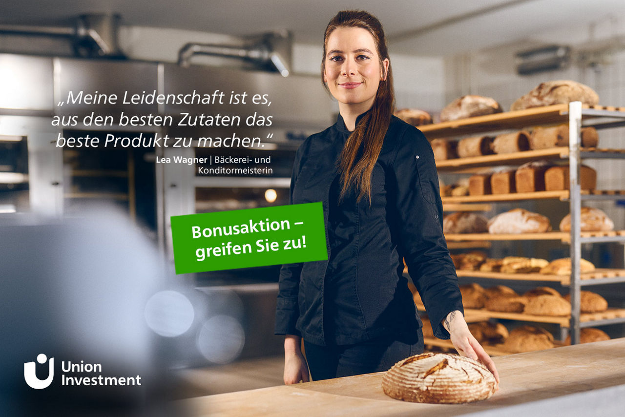 Bäckermeisterin in ihrer Backstube. Störer mit Text: Bonusaktion - greifen Sie zu!