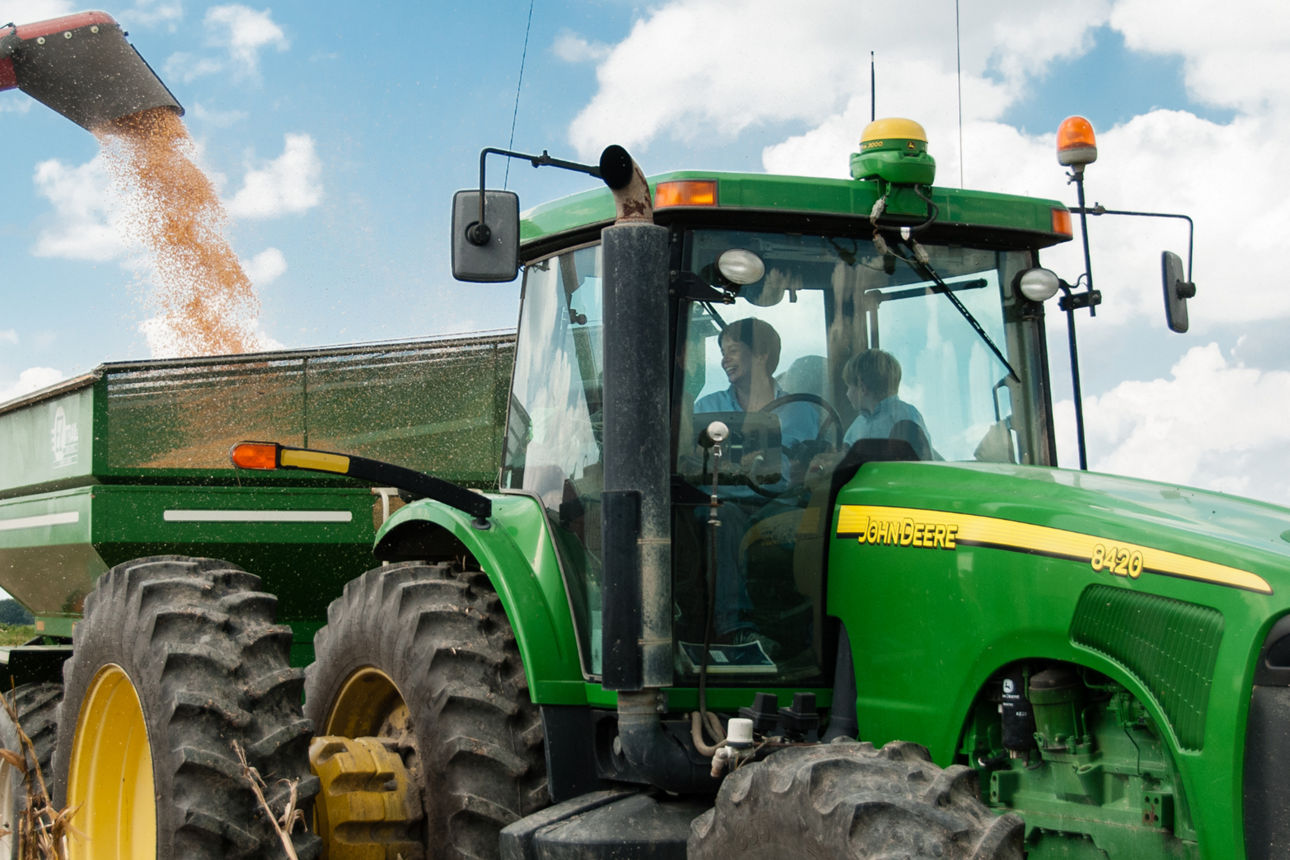 Traktor bei der Maisernte