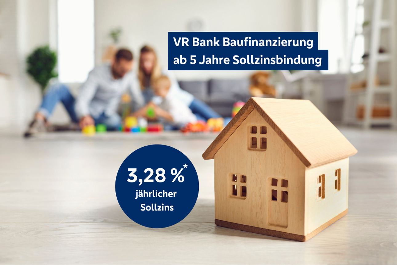 Foto: Holzhaus & Familie - Text: VR Bank Baufinanzierung ab 5 Jahre Sollzinsbindung (längere Laufzeiten sind möglich) 3,28%*