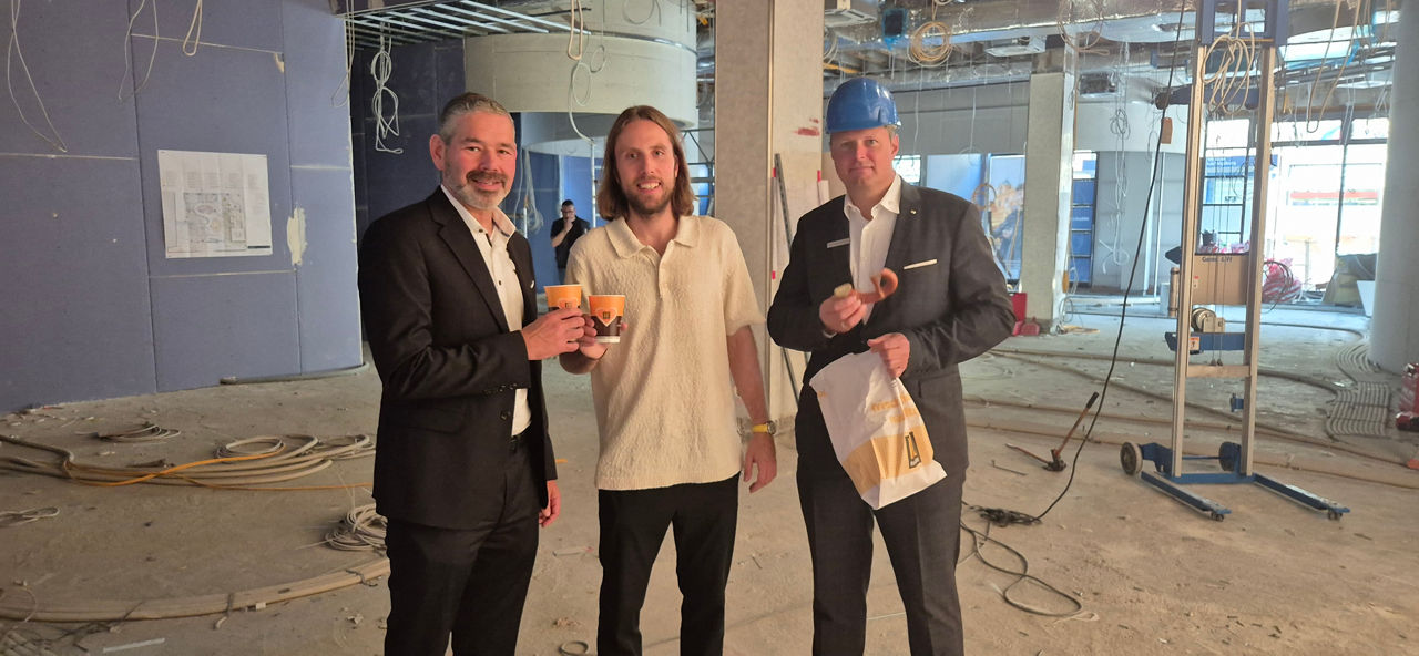 mehrere Personen auf der Baustelle der VR-Bank in der Arsenalstraße
