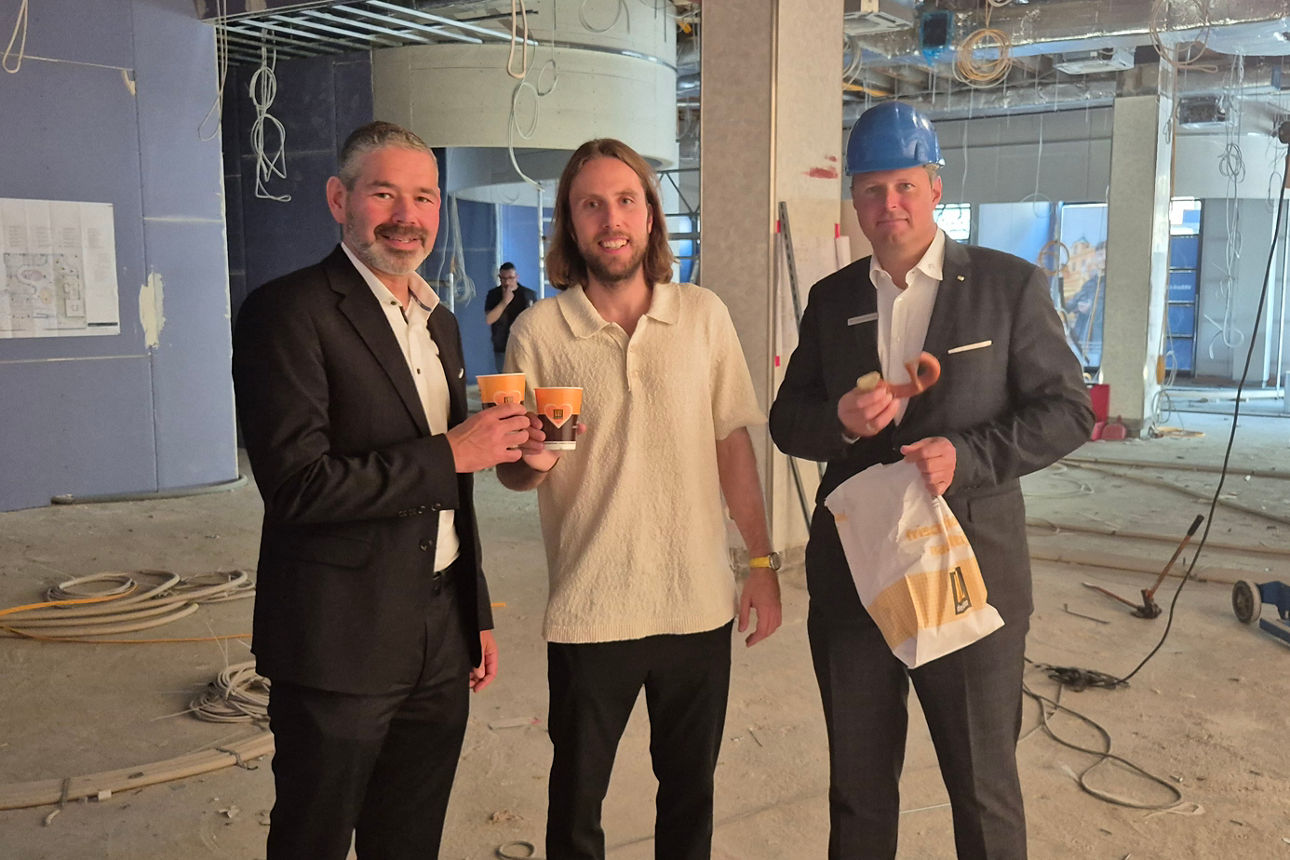 Mehrere Personen auf der Baustelle der VR-Bank in der Arsenalstraße