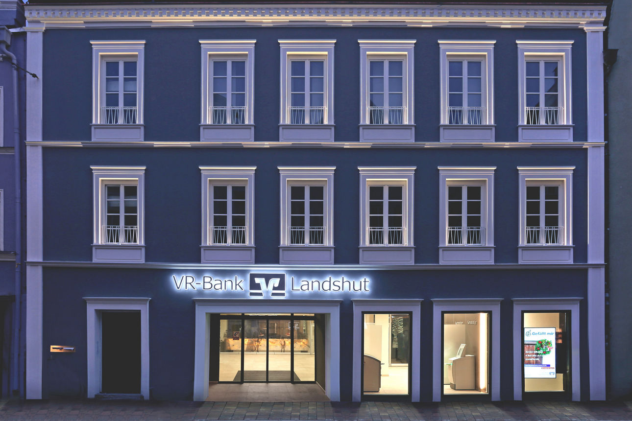 Ein großes dunkelblaues Gebäude in einer Innenstadt