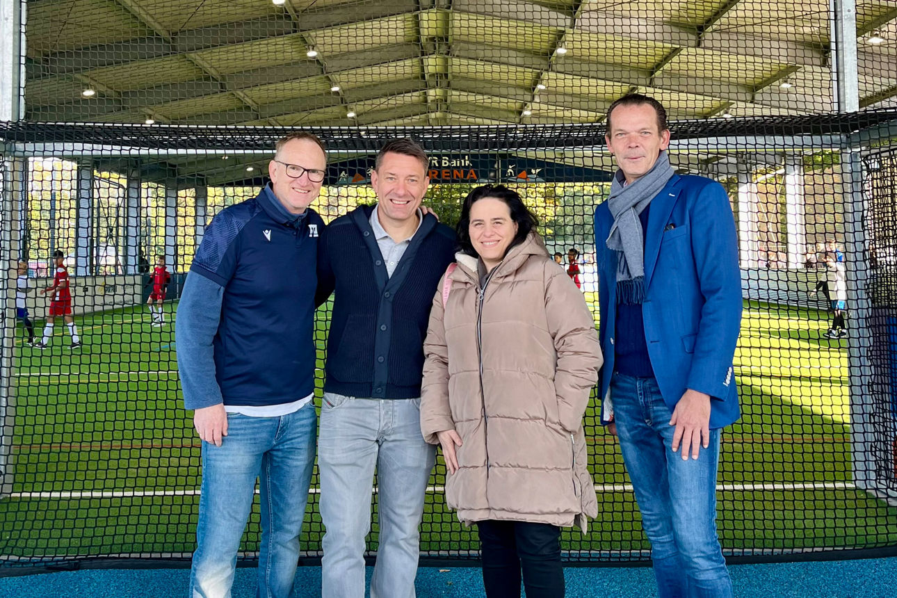 VR Bank Marketingleiter Wolfgang Kohn, MTV-Vorstand Christian Röckelein, Deborah Matino (Macron Sports Hub Bamberg) und VR Bank Vorstand Thomas Schwarz