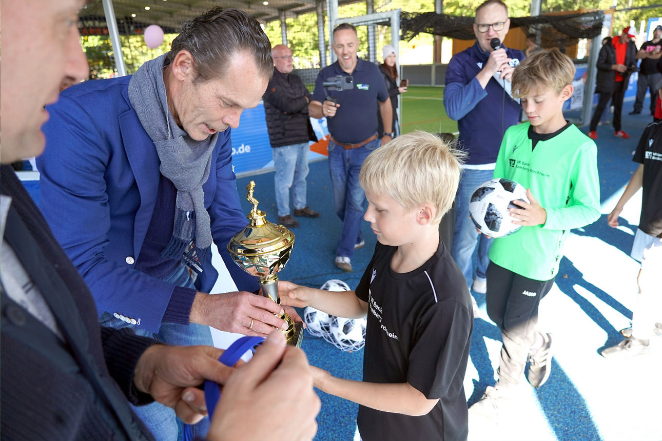 VR Bank Vorstand Thomas Schwarz überreicht den Pokal an die drittplatzierte SG Eggolsheim-Hallerndorf