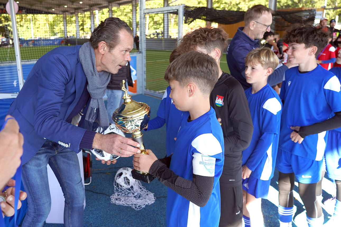 VR Bank Vorstand Thomas Schwarz bei der Pokalübergabe an die siegreiche JFG Steigerwald