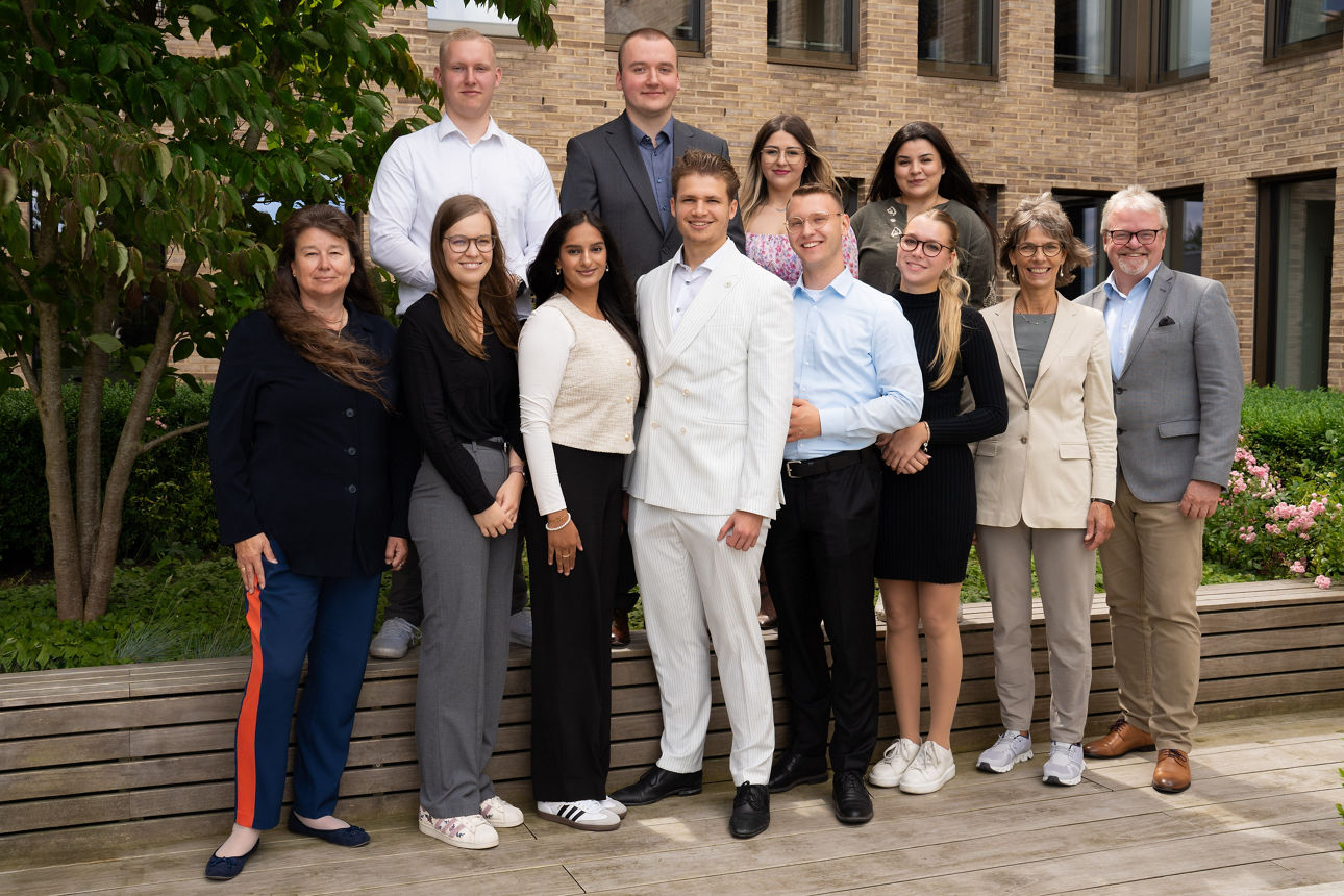 Gruppenfoto der fertigen Azubis Jahrgang 2025 mit den Ausbildern