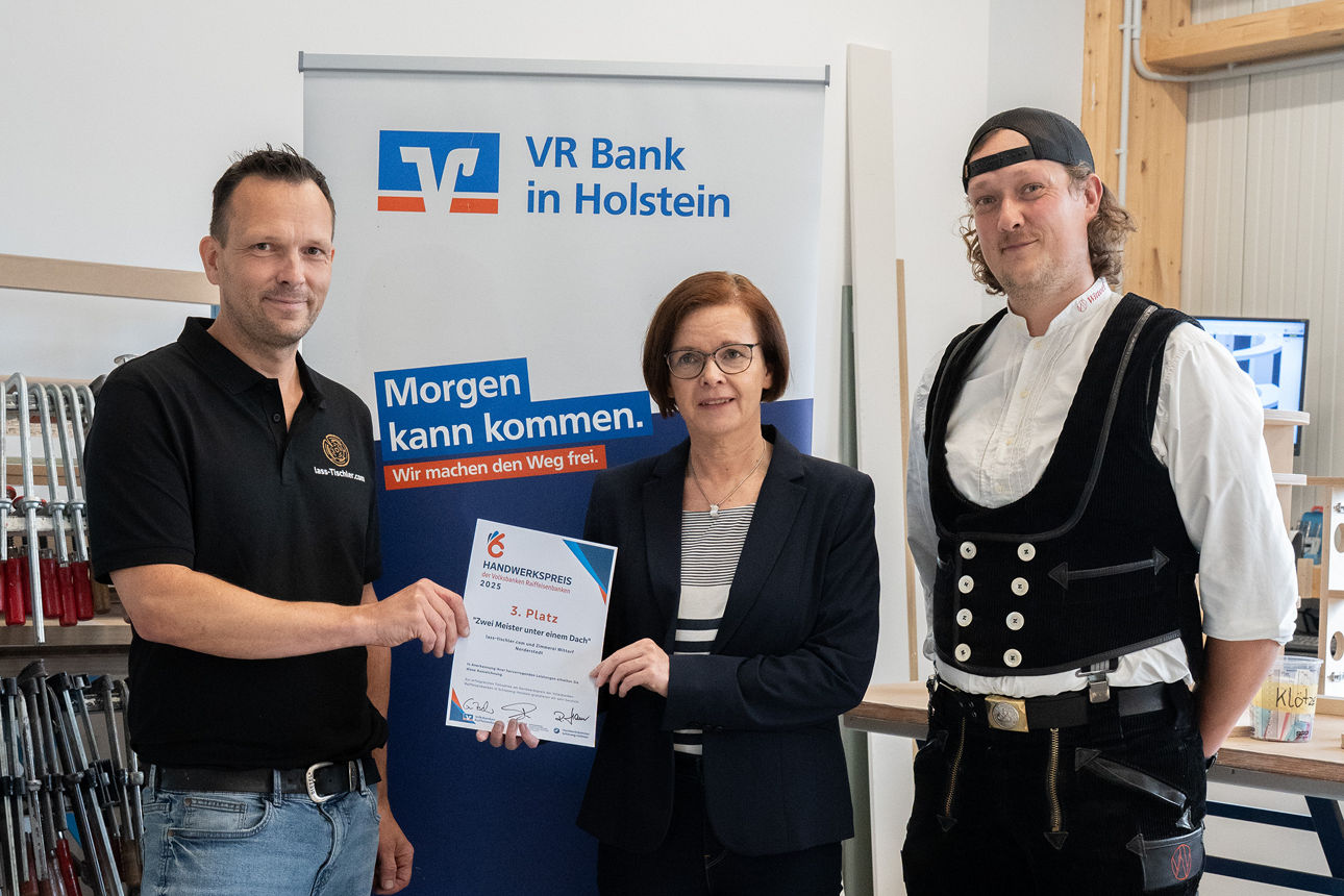 Übergabe der Handwerkerpreis-Urkunde