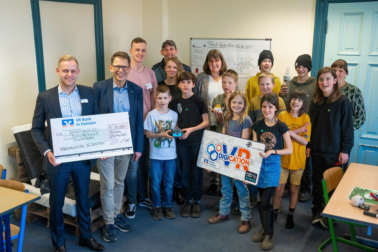 Gruppenfoto mit Lehrern Schülern und Mitarbeitern der Bank an der Schülerschule Pinnenberg
