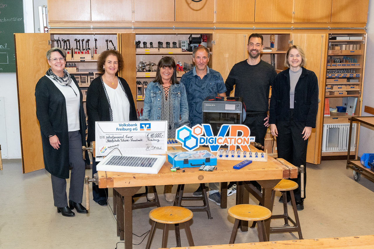 Spendenübergabe im Werkraum der Hebelschule