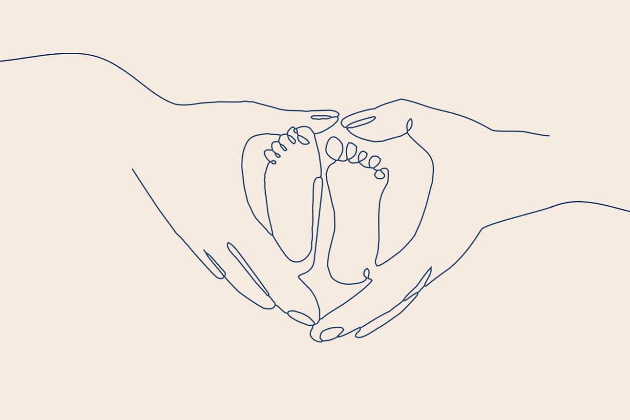 Auf einem beigen Hintergrund sind mit Fineline blaue Hände gemalt, die Babyfüße in einem Herz umschließen.