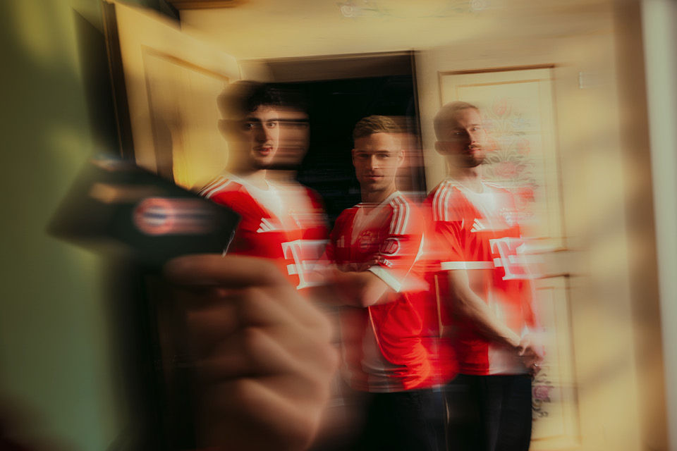 Fan-Banking Karte mit FC Bayern Spielern im Hintergrund