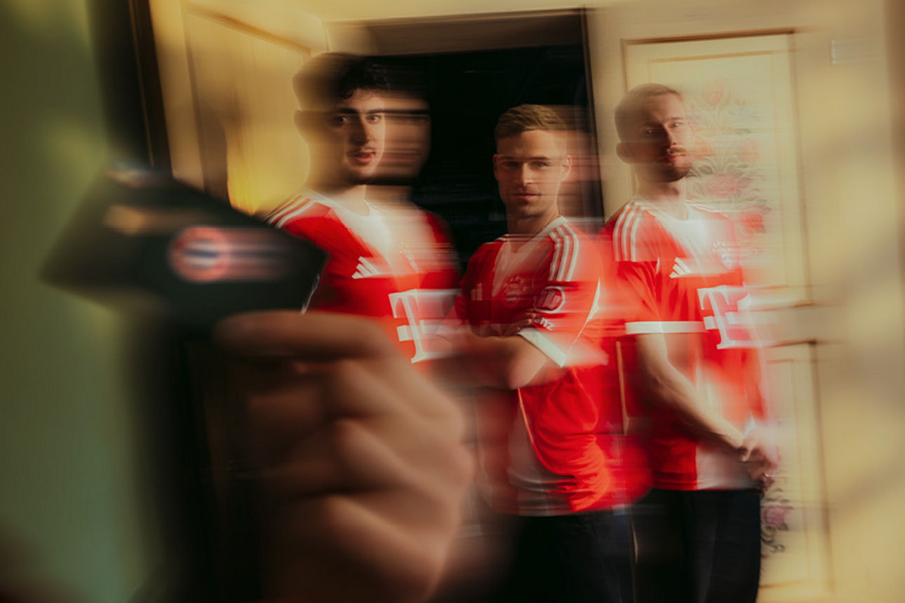 Fan-Banking Karte mit FC Bayern Spielern im Hintergrund