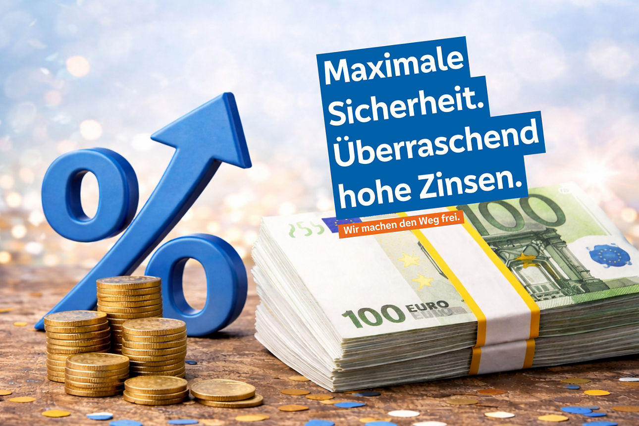 Prozentzeichen mit einem Stapel Münzgeld und einem Bündel 100-Euro-Scheinen