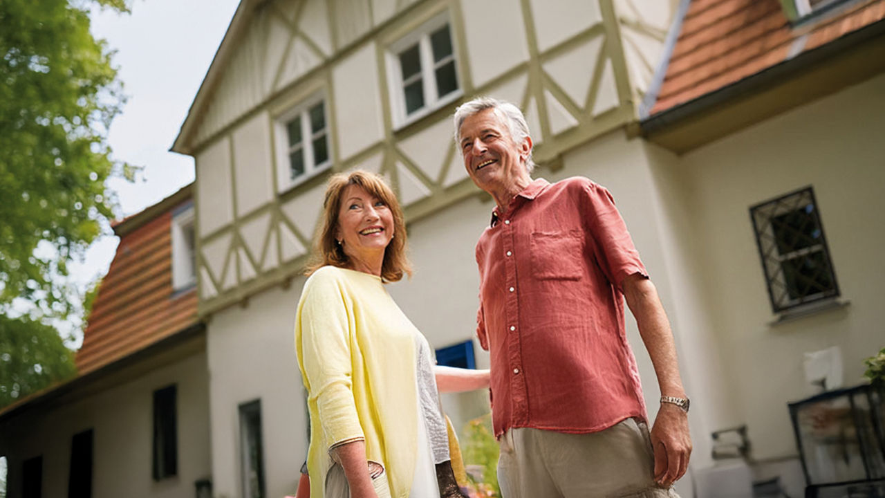 Ein Paar stehend vor einer Hausfassade