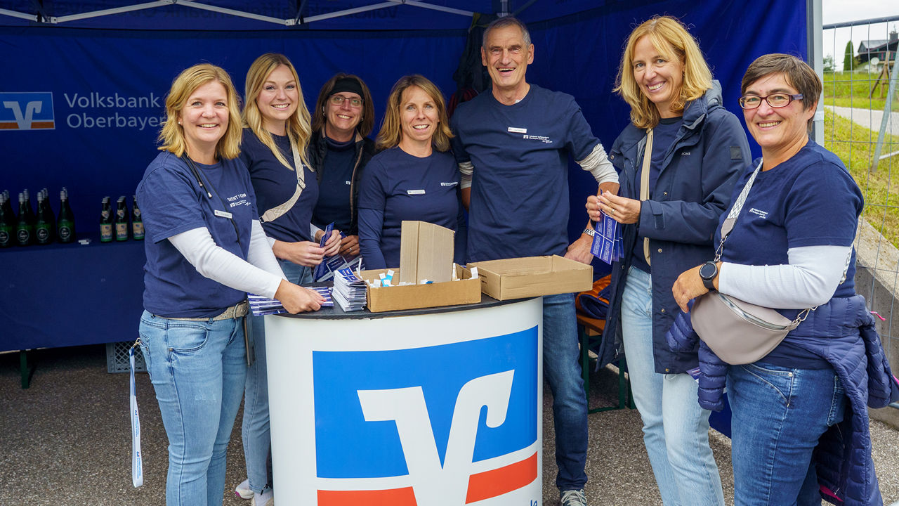 Mitarbeiter der Bank am Einlass