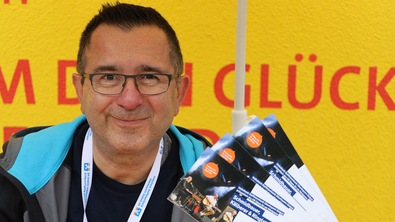 Mitarbeiter der Bank am Einlass