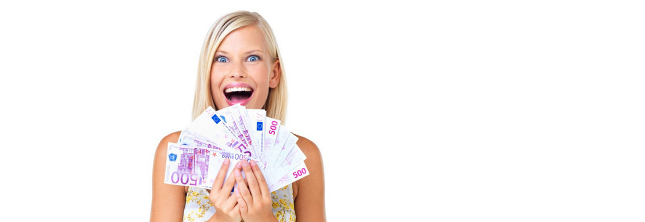 Eine Frau zeigt stolz eine Handvoll Bargeld