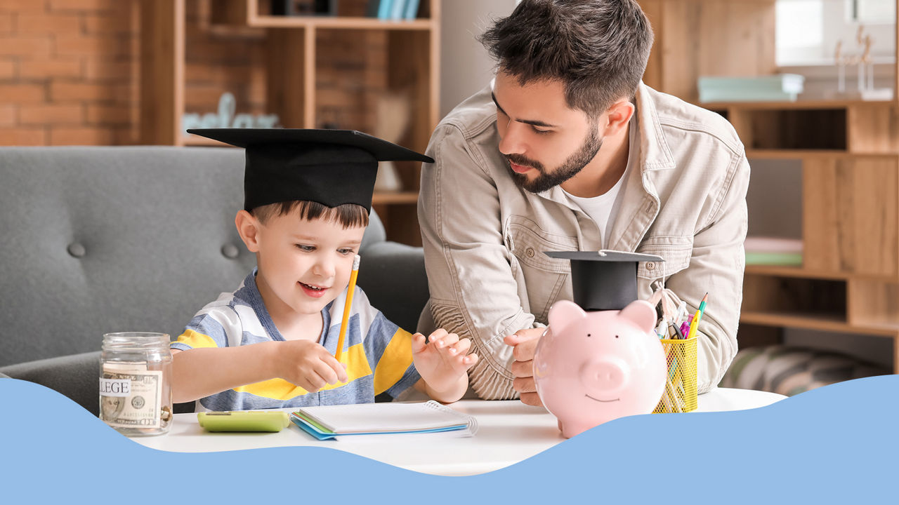 Vater und Sohn sparen für Bildung