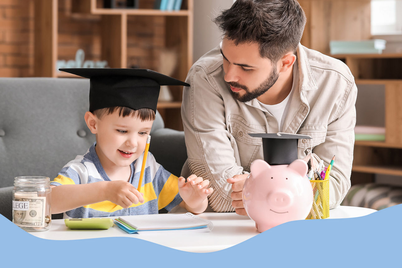 Vater und Sohn sparen für Bildung