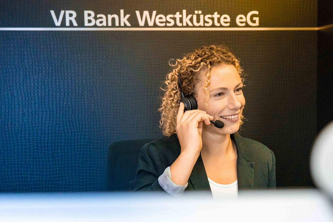 Junge Frau mit einem Headset