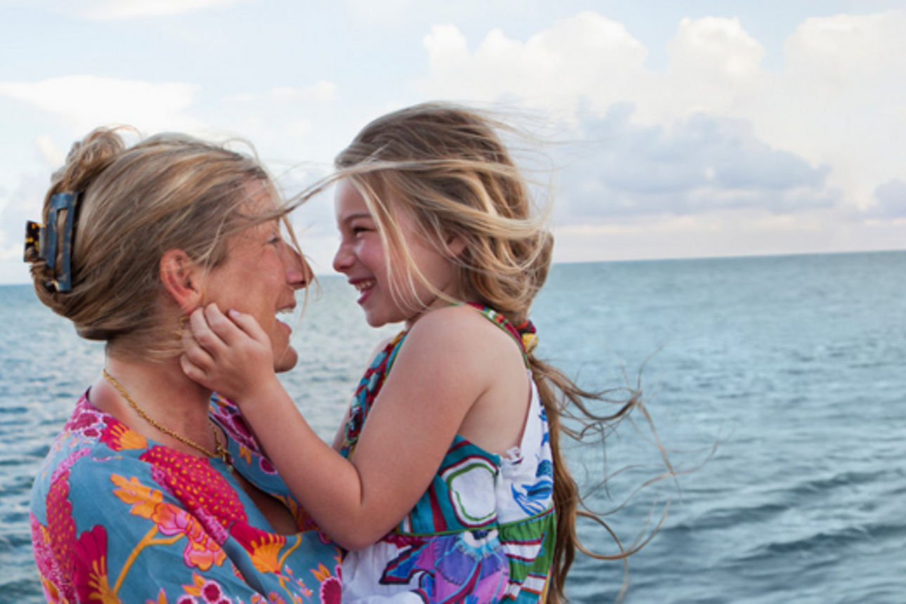 Eine Mutter mit ihrem Kind beim Meer.