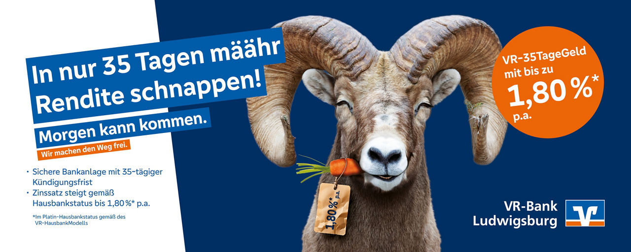 Widder mit Karotte im Maul wirbt für 1,80 % Zinsen p.a. bei der VR-Bank – sichere Geldanlage mit 35 Tagen Kündigungsfrist.